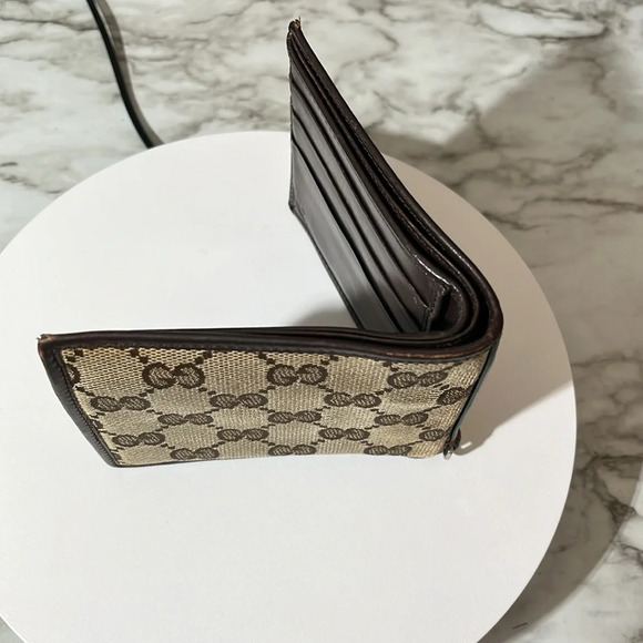 GUCCI MENS BIFOLD WALLET IN GOOD USED CONDITION. - Picture 2 of 10